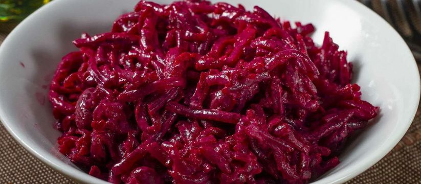 Вкусный салат со свеклой: домашних от него за уши не оторвать — легкий и быстрый рецепт
