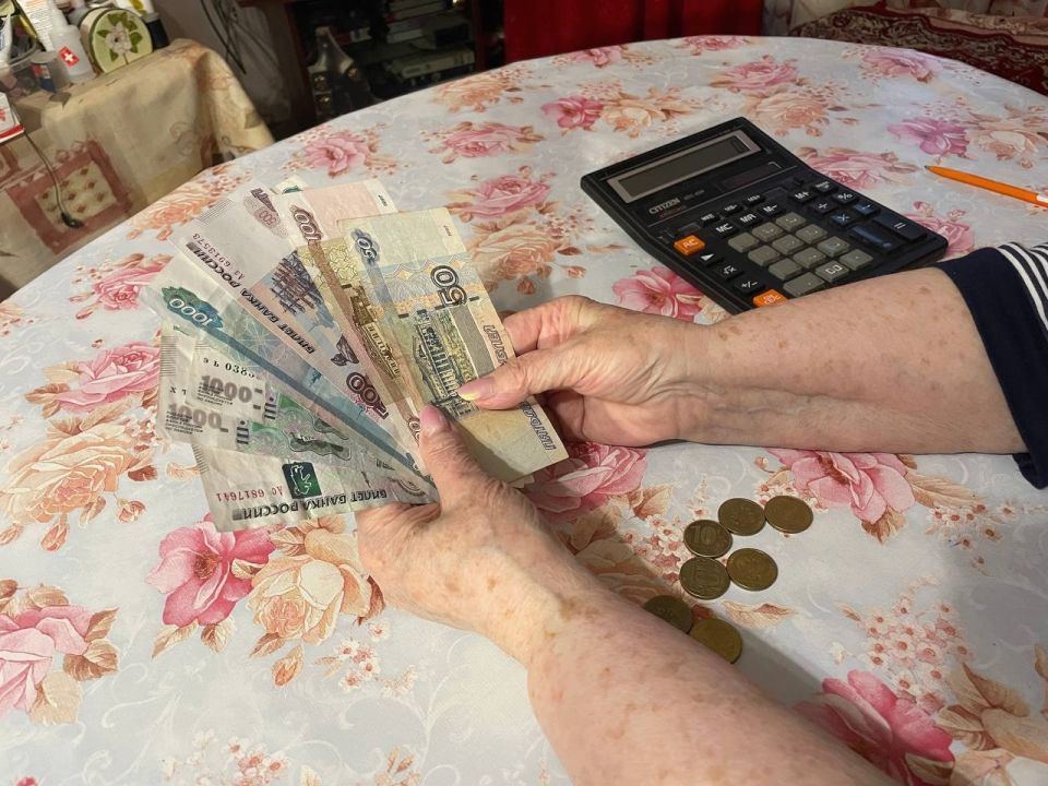 И работающим, и неработающим. Всем, кто получает пенсию, зачислят разовую выплату в начале июля