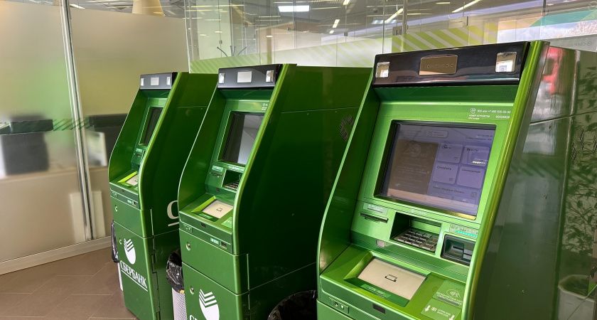 Купюры больше не выдает: в ЦБ сообщили, почему россияне не могут снять наличные деньги в банкоматах