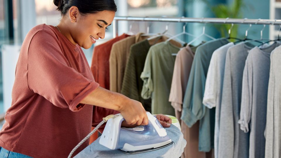 Гору белья можно погладить в два раза быстрее: секрет в копеечном спрее