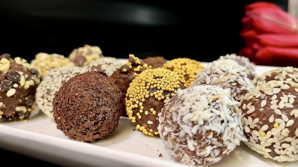 Легкие и вкусные десерты: фантастические конфеты из фиников и бананов