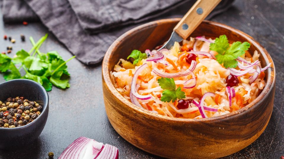 Этот салат с квашеной капустой станет вашим фаворитом: готовится проще, чем винегрет