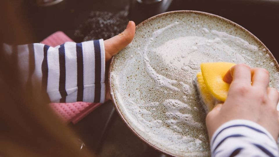 Как губки для посуды могут угрожать вашему здоровью: эксперты предупреждают