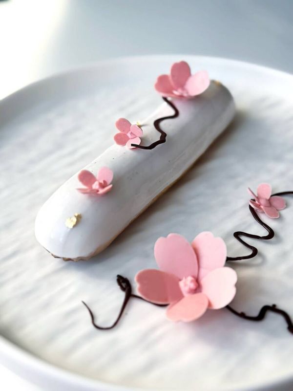 Эклеры «Сакура»: нежность в каждом кусочке