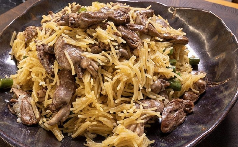 Вкусная находка для быстрого ужина: куриные сердечки с лапшой-паутинкой