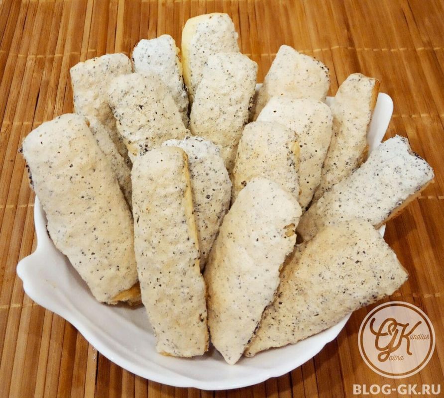 Маково-белковая глазурь превращает печенье в нежную палочку для чаепития