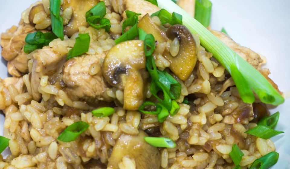 Жареный рис с курицей и грибами — простая тактика для вкусного быстрого ужина