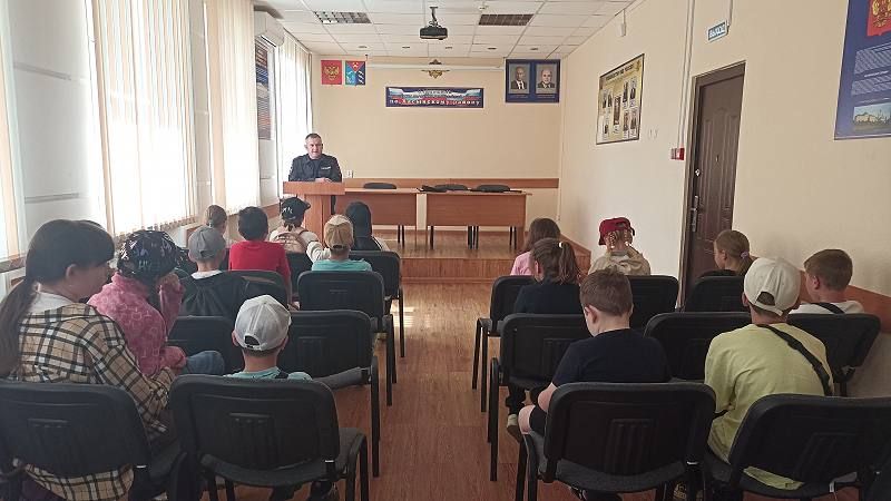 В Магаданской области продолжается акция &quot;Безопасное лето&quot; В рамках акции «Безопасное лето» полицейские в Магадане организовали профилактические беседы для детей. Сотрудники Центра временного содержания несовершеннолетних...