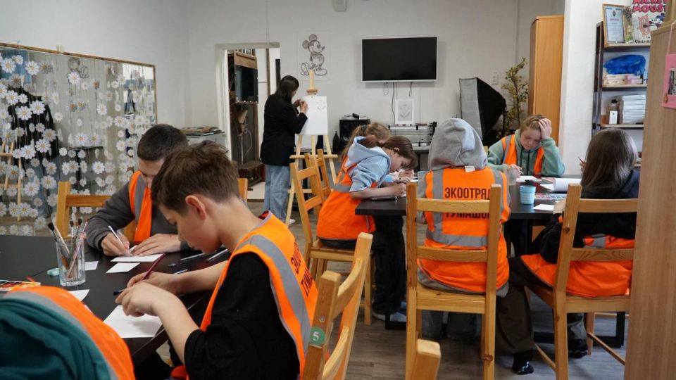 Сотрудники Магаданского театра кукол провели интерактивный мастер-класс для школьников из округа Михаила Тумашова