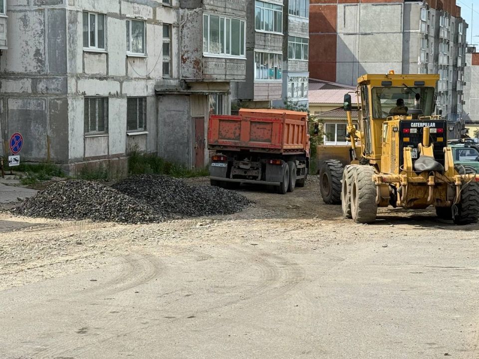 Начались работы по асфальтированию проезда вдоль дома Портовая, 25/21