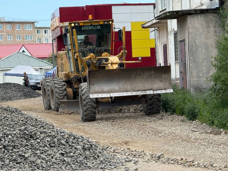 Начались работы по асфальтированию проезда вдоль дома Портовая, 25/21