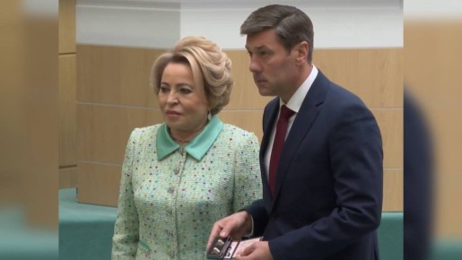 Николаю Ежову вручили удостоверение сенатора от Магаданской области