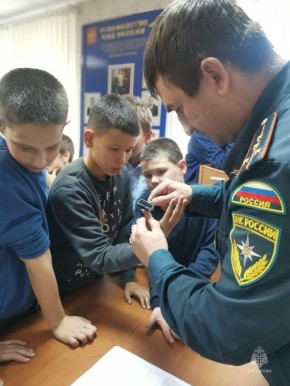 Школьники Среднеканского округа узнали о работе пожарных дознавателей