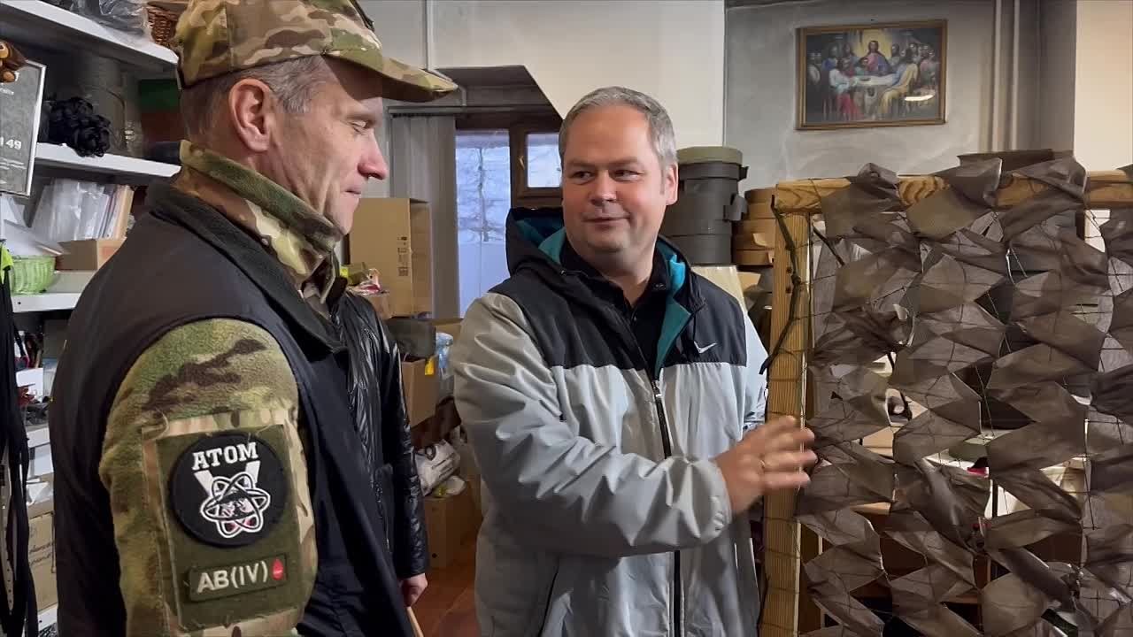 Ветеран СВО и действующий боец пришли в гости к магаданским волонтерам, создающим маскировочные сети