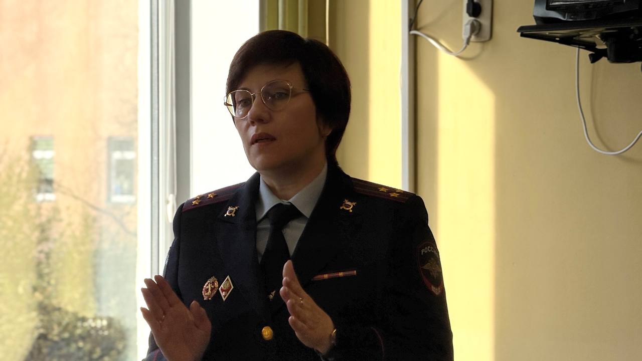 Начальник отдела информации и общественных связей УМВД региона Ксения Лукина встретилась с учениками 10 классов в рамках акции "Стоп, мошенник!" Начальник отдела информации и общественных связей УМВД региона Ксения Лукина встретилась с учениками 10 классов в рамках акции "Стоп, мошенник!"