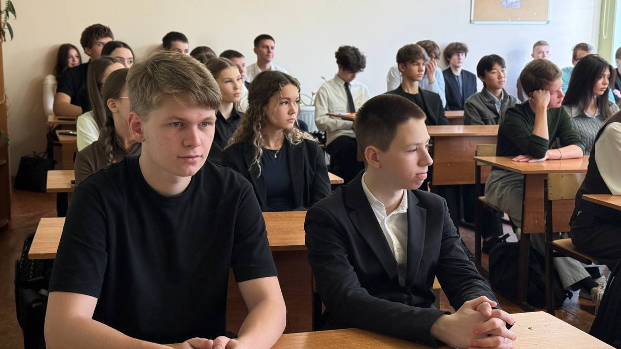 Начальник отдела информации и общественных связей УМВД региона Ксения Лукина встретилась с учениками 10 классов в рамках акции "Стоп, мошенник!" Начальник отдела информации и общественных связей УМВД региона Ксения Лукина встретилась с учениками 10 классов в рамках акции "Стоп, мошенник!"