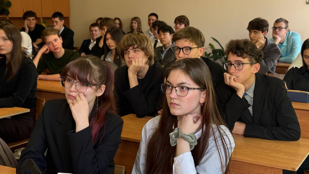 Начальник отдела информации и общественных связей УМВД региона Ксения Лукина встретилась с учениками 10 классов в рамках акции "Стоп, мошенник!" Начальник отдела информации и общественных связей УМВД региона Ксения Лукина встретилась с учениками 10 классов в рамках акции "Стоп, мошенник!"