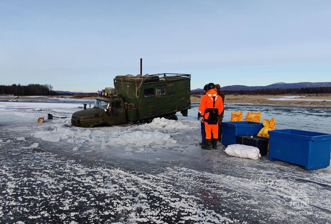 В Магаданской области спасатели МЧС России эвакуировали двух рыбаков и собаку В Магаданской области спасатели МЧС России эвакуировали двух рыбаков и собаку
