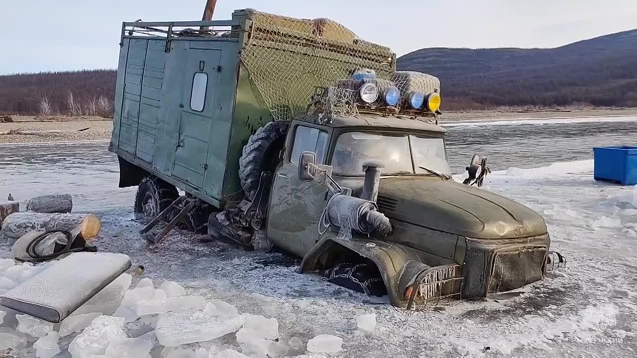 В Магаданской области спасатели МЧС России эвакуировали двух рыбаков и собаку