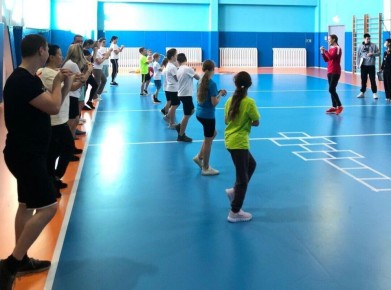 Соревнования по классикам и прыжкам через резинку устроили в поселке Ола на Колыме