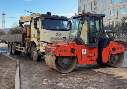 Работы по восстановлению водовода на улице Берзина в Магадане перешли в финальную стадию