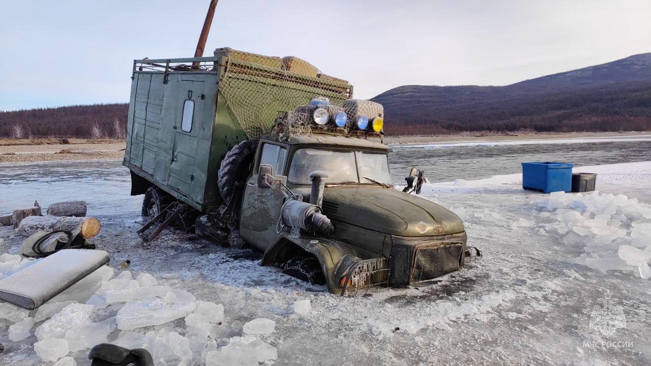 В Магаданской области спасатели МЧС России эвакуировали двух рыбаков и собаку В Магаданской области спасатели МЧС России эвакуировали двух рыбаков и собаку