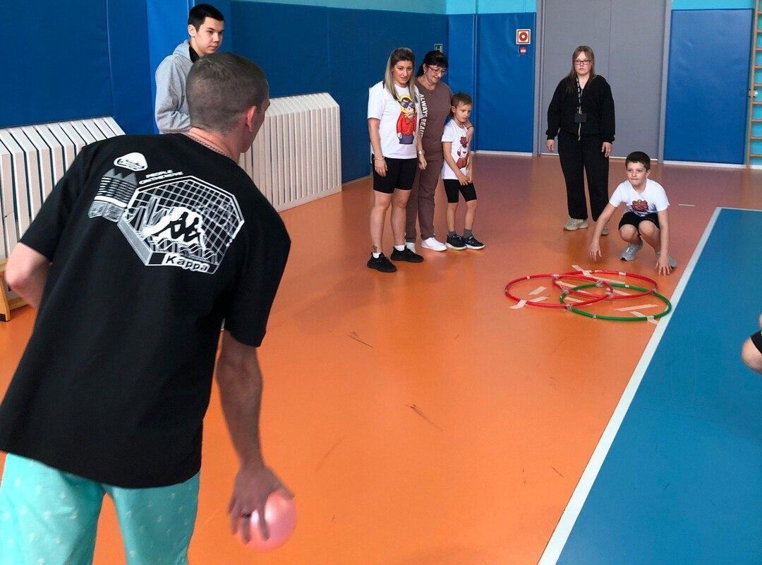 Соревнования по классикам и прыжкам через резинку устроили в поселке Ола на Колыме Соревнования по классикам и прыжкам через резинку устроили в поселке Ола на Колыме