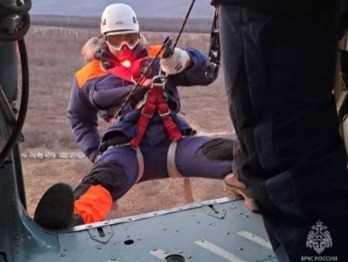 Магаданские спасатели отрабатывают десантирование с вертолетов