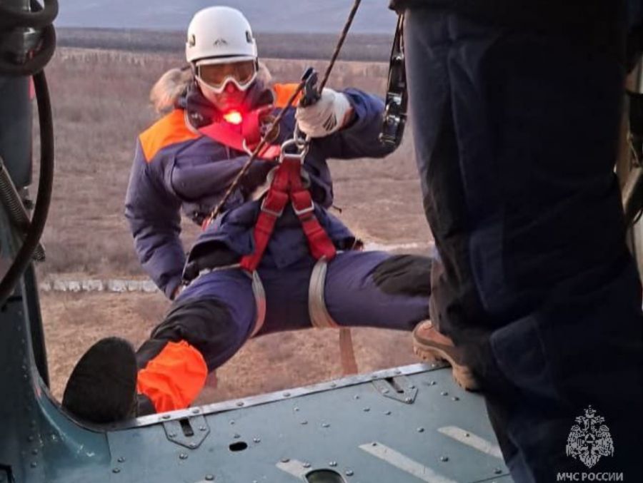 Магаданские спасатели отрабатывают десантирование с вертолетов