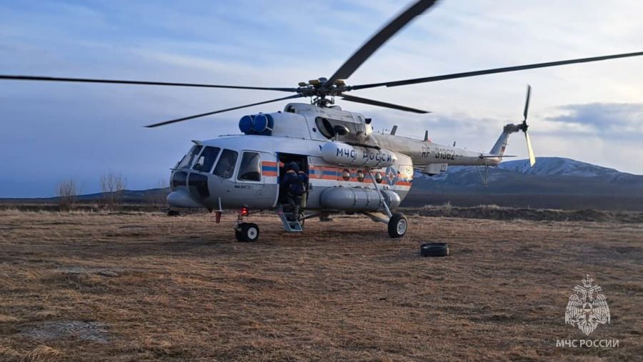 Магаданские спасатели отрабатывают десантирование с вертолетов Магаданские спасатели отрабатывают десантирование с вертолетов
