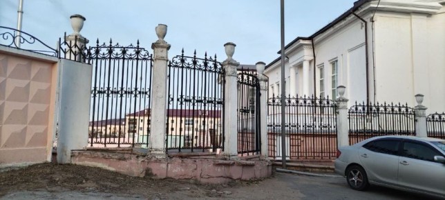 Новый забор на городском стадионе в Магадане станет копией старого ажурного