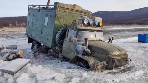 Вертолет спас из тайги двух рыбаков и собаку в Магаданской области