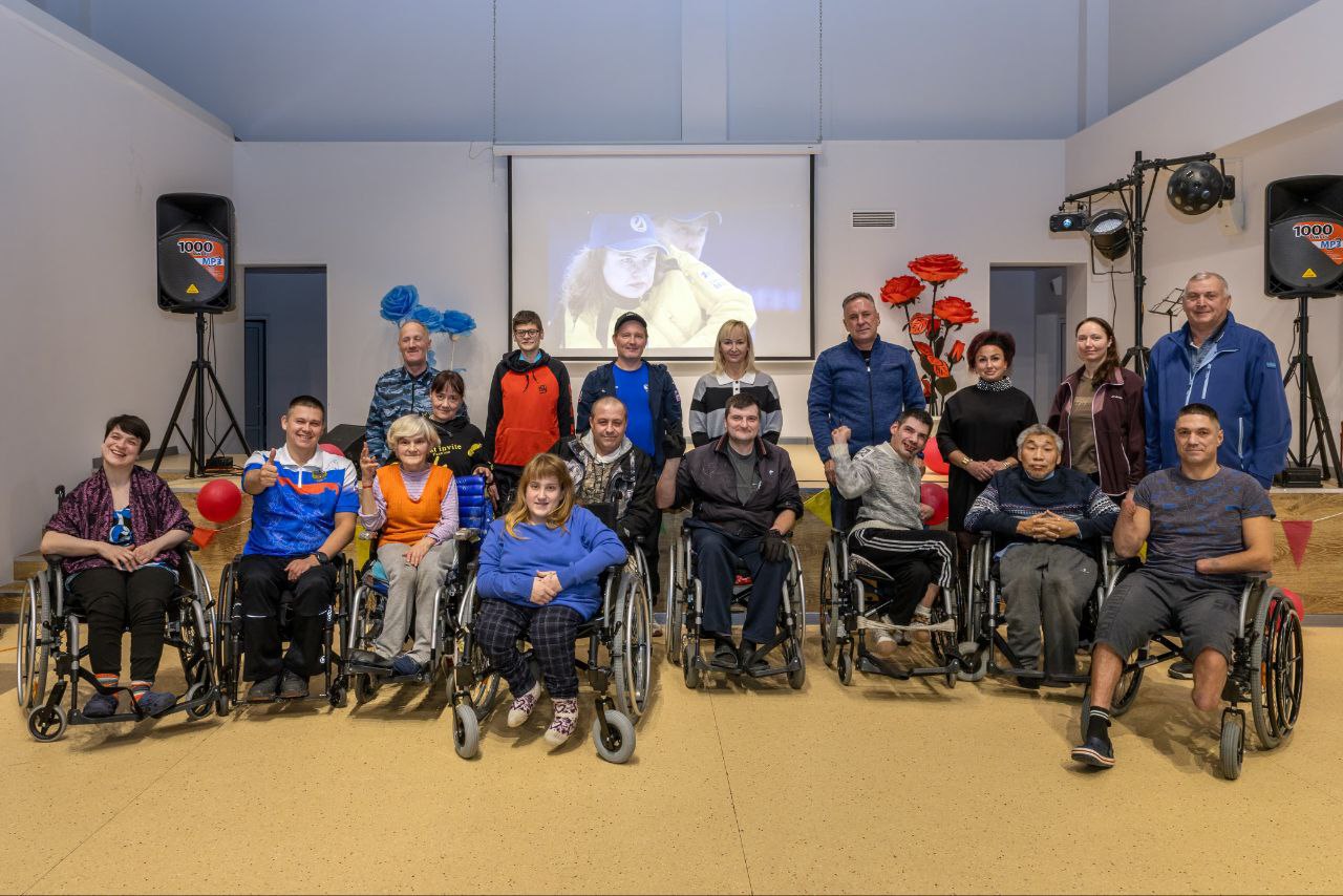 Паралимпиец Андрей Мещеряков и тренер сборной России Антон Батугин рассказали о кёрлинге на колясках и провели тренировку в Магадане Паралимпиец Андрей Мещеряков и тренер сборной России Антон Батугин рассказали о кёрлинге на колясках и провели тренировку в Магадане