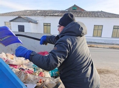 Проблему скопившегося мусора решали вручную в поселке Ола на Колыме
