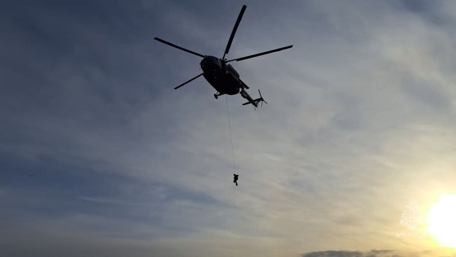 Магаданские спасатели отрабатывают десантирование с вертолетов Магаданские спасатели отрабатывают десантирование с вертолетов