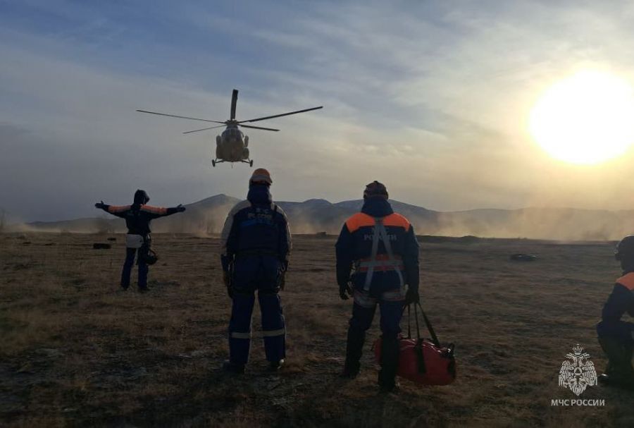 Магаданские спасатели отрабатывают десантирование с вертолетов Магаданские спасатели отрабатывают десантирование с вертолетов