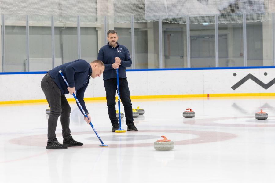 Участник программы «СВОи Герои 49» Александр Симонов принял участие в тренировке по керлингу