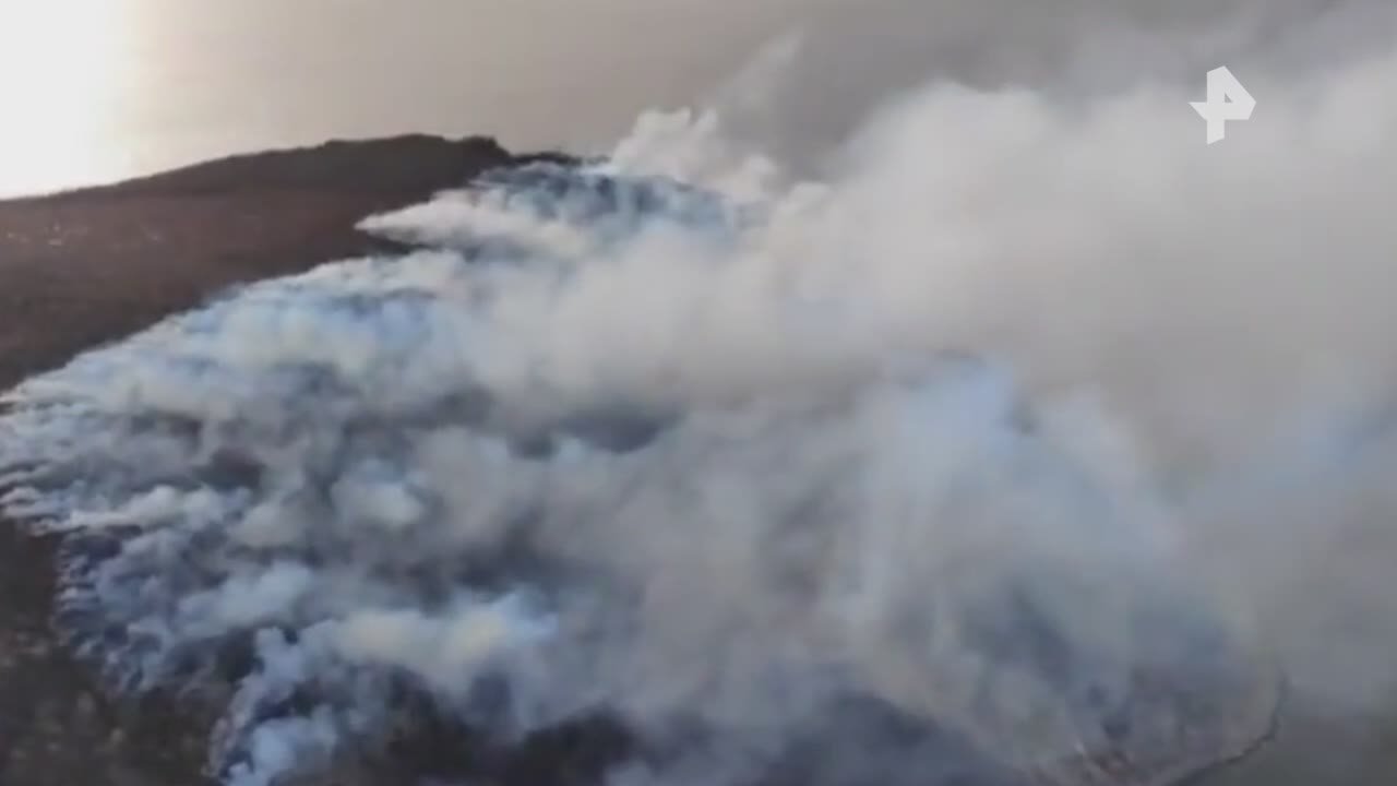 На острове Недоразумения, расположенном примерно в 20 км от Магадана, вспыхнул крупный пожар