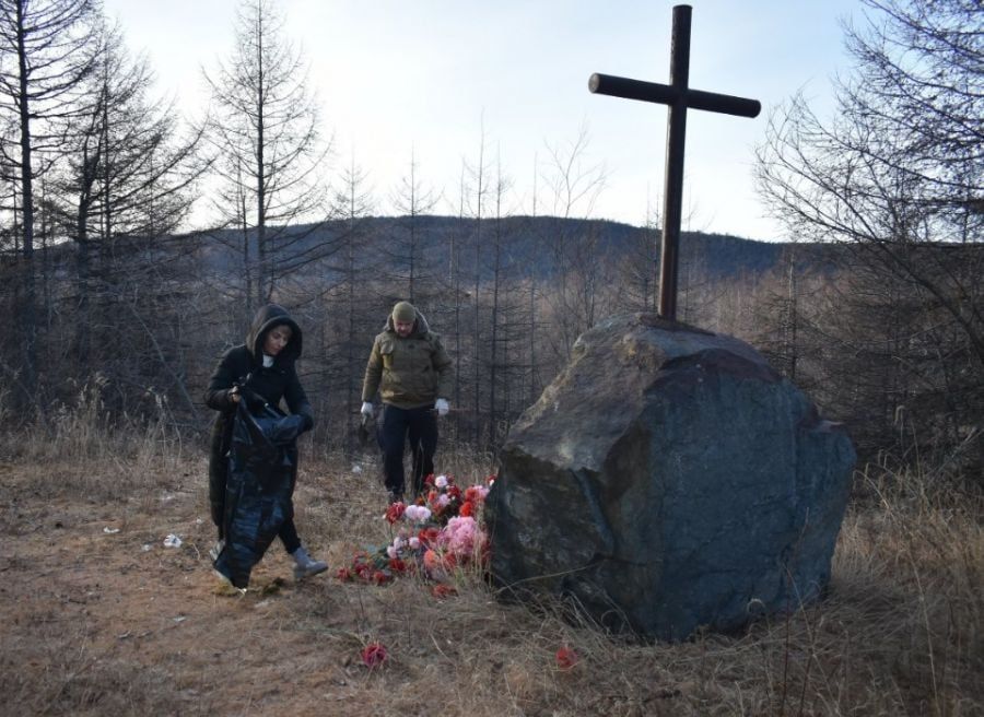Волонтеры навели порядок у мемориала «Камень скорби» на Колыме