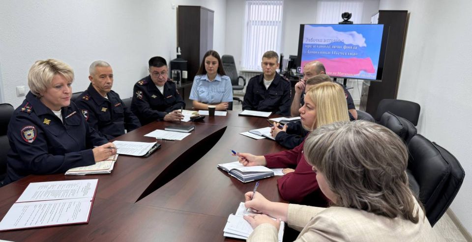 В Управлении МВД России по Магаданской области под руководством заместителя начальника УМВД полковника внутренней службы Романа Букреева состоялась рабочая встреча с представителями филиала Государственного фонда «Защитники...