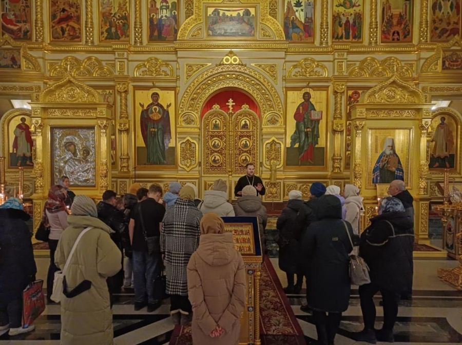 Для ветеранов СВО и их семей провели экскурсию по главному храму Магаданской области