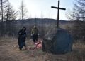 Волонтеры навели порядок у мемориала «Камень скорби» на Колыме