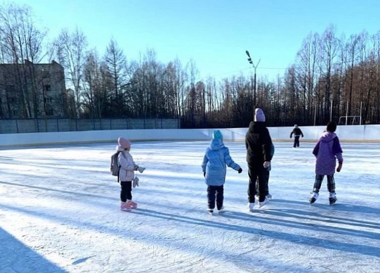 Каток открыли в поселке Стекольный на Колыме
