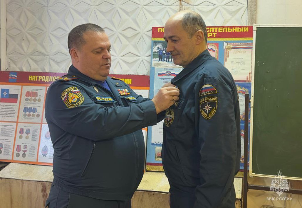 Начальник Главного управления МЧС России по Магаданской области Валерий Данилов вручил ведомственную медаль "За безупречную службу" водителю пожарного автомобиля 4-й Пожарно-спасательной части в Сусумане Мухатжиру Оздоеву Начальник Главного управления МЧС России по Магаданской области Валерий Данилов вручил ведомственную медаль "За безупречную службу" водителю пожарного автомобиля 4-й Пожарно-спасательной части в Сусумане Мухатжиру Оздоеву