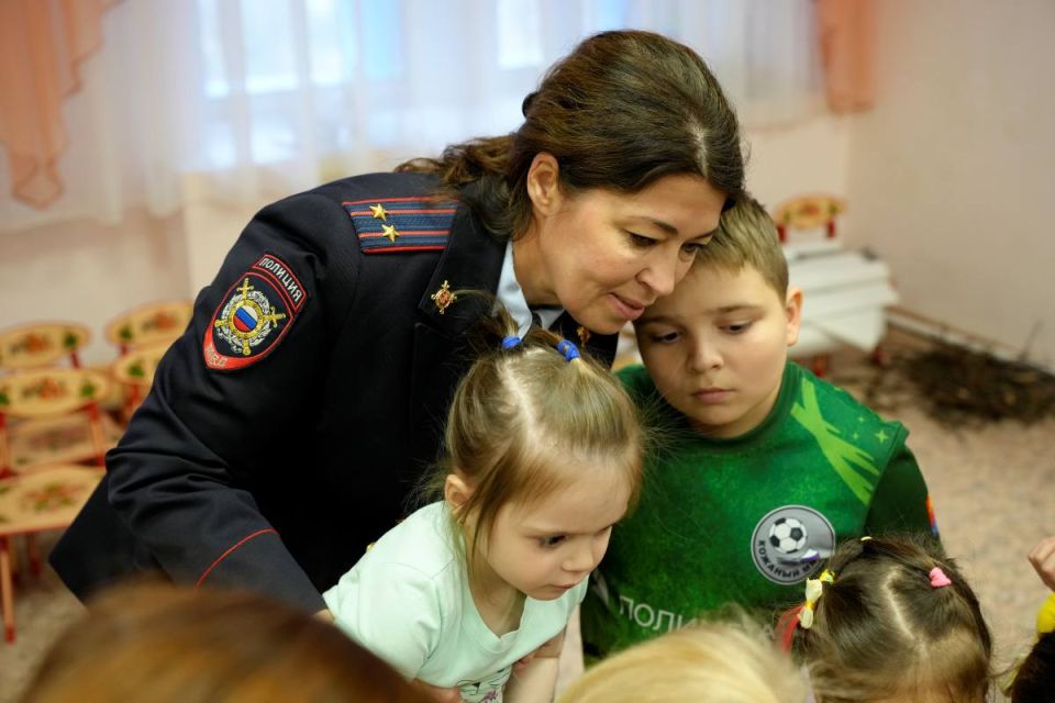 Акция «Полиция и дети» прошла в магаданском детском доме. Вместе с Движением Первых ребята побывали в роли юных натуралистов В Магадане стражи порядка совместно с представителями регионального отделения Движения Первых...