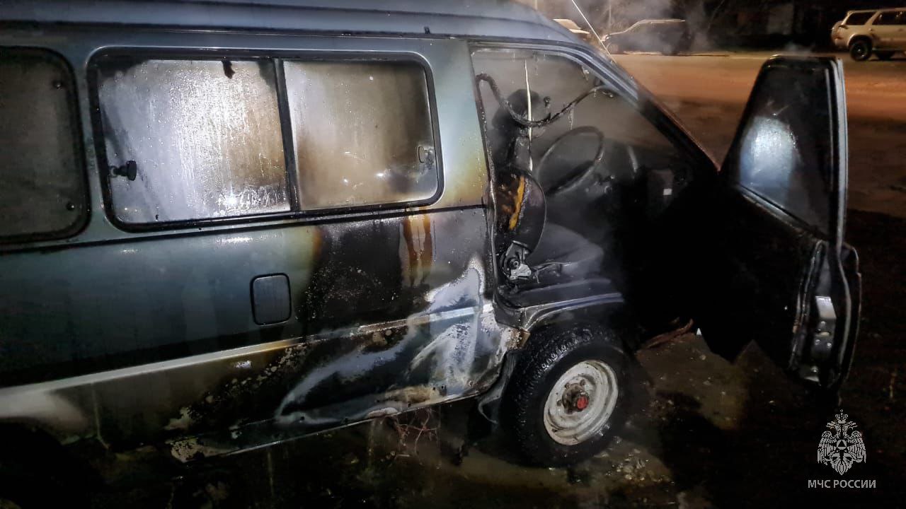 30 октября в Магадане огонь повредил два автомобиля 30 октября в Магадане огонь повредил два автомобиля