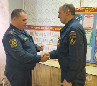 Начальник Главного управления МЧС России по Магаданской области Валерий Данилов вручил ведомственную медаль "За безупречную службу" водителю пожарного автомобиля 4-й Пожарно-спасательной части в Сусумане Мухатжиру Оздоеву