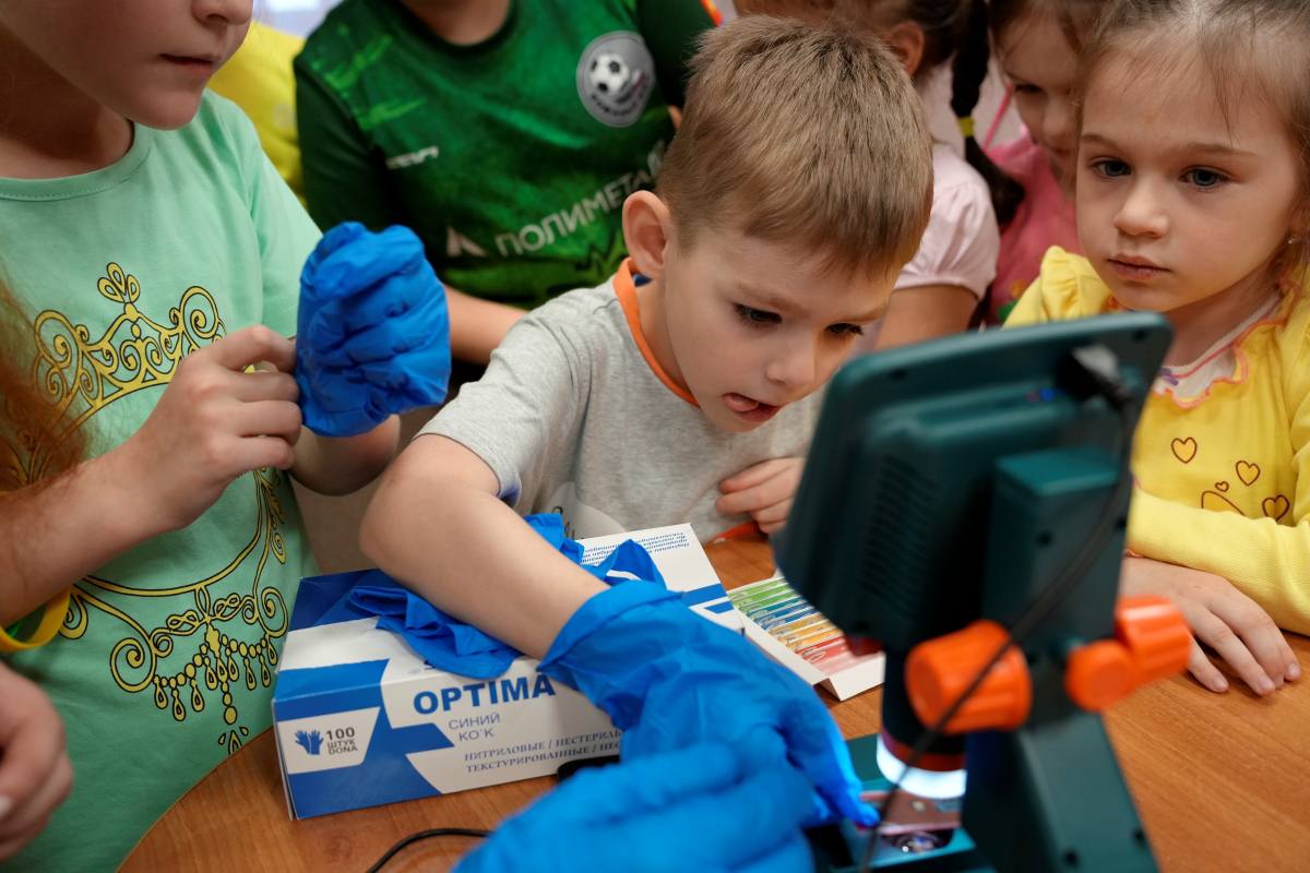 Акция «Полиция и дети» прошла в магаданском детском доме. Вместе с Движением Первых ребята побывали в роли юных натуралистов В Магадане стражи порядка совместно с представителями регионального отделения Движения Первых... Акция «Полиция и дети» прошла в магаданском детском доме. Вместе с Движением Первых ребята побывали в роли юных натуралистов В Магадане стражи порядка совместно с представителями регионального отделения Движения Первых...