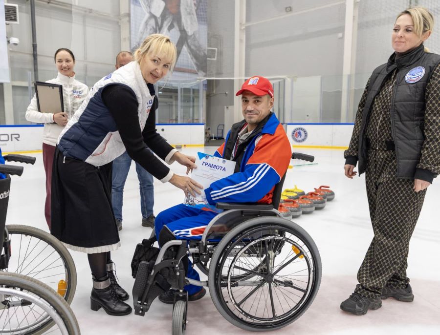 Победителей соревнований по керлингу на колясках и стик-керлингу определили в Магадане Победителей соревнований по керлингу на колясках и стик-керлингу определили в Магадане