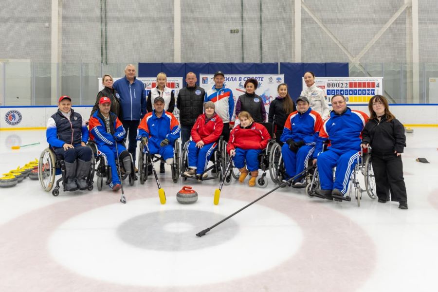 Победителей соревнований по керлингу на колясках определили в Магадане Победителей соревнований по керлингу на колясках определили в Магадане